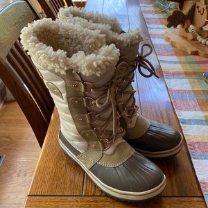 Sorel waterproof snow boots like new